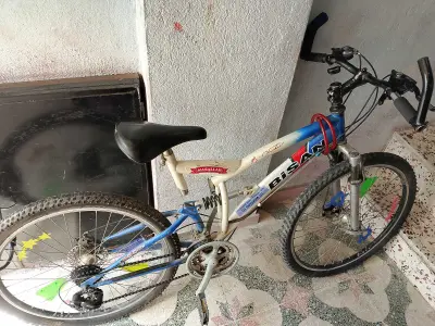 Mekanik disk frenli kelebek arttırıcı Bianchi bisiklet.
